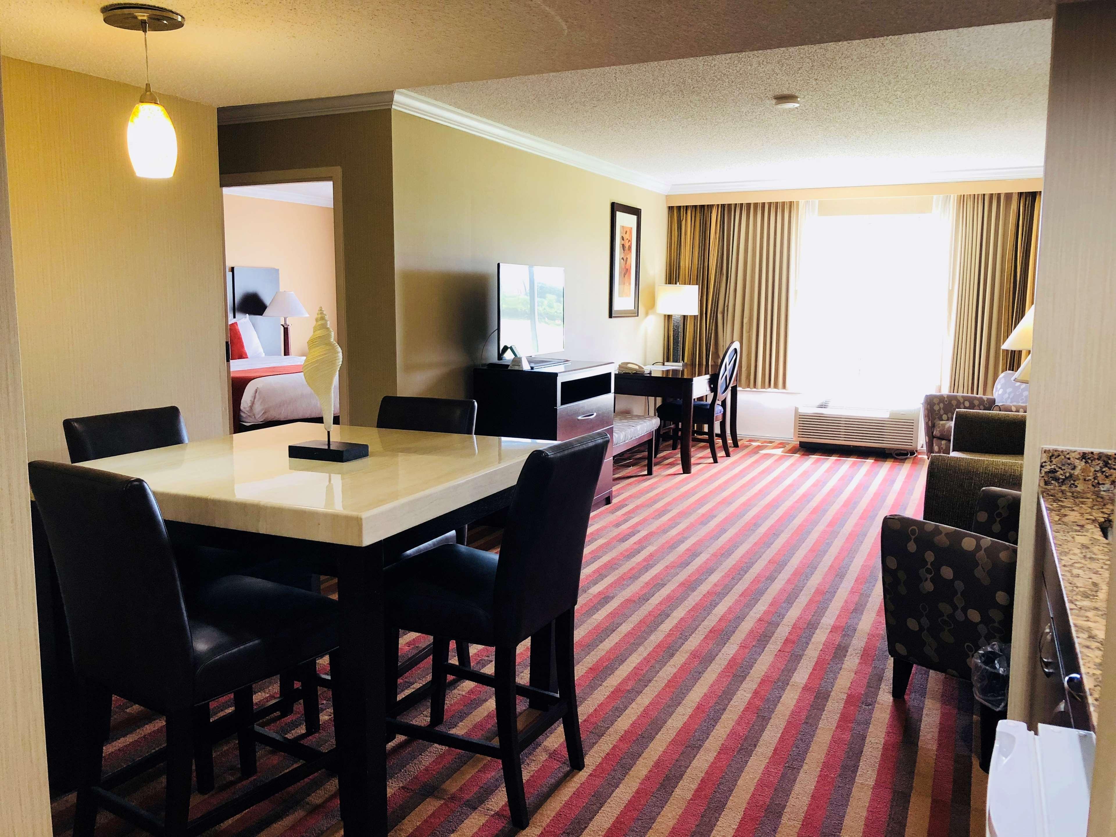 Best Western Plus Ambassador Hotel 3*